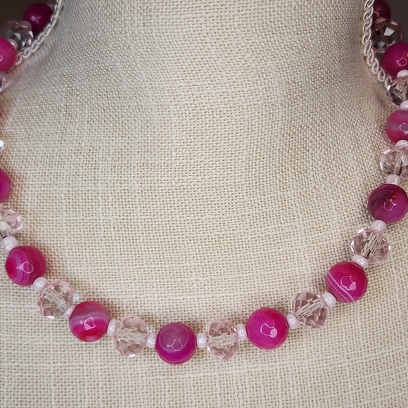 Handmade pink agate and glass beaded necklace 18" collar length - Picture 12 of 12